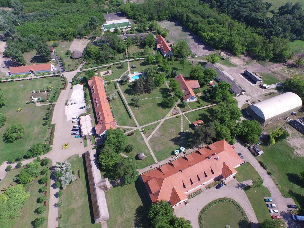 Sarlospuszta Club Hotel Tatárszentgyörgy Exteriér fotografie