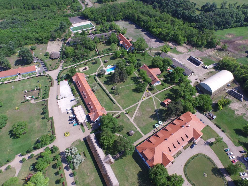 Sarlospuszta Club Hotel Tatárszentgyörgy Exteriér fotografie