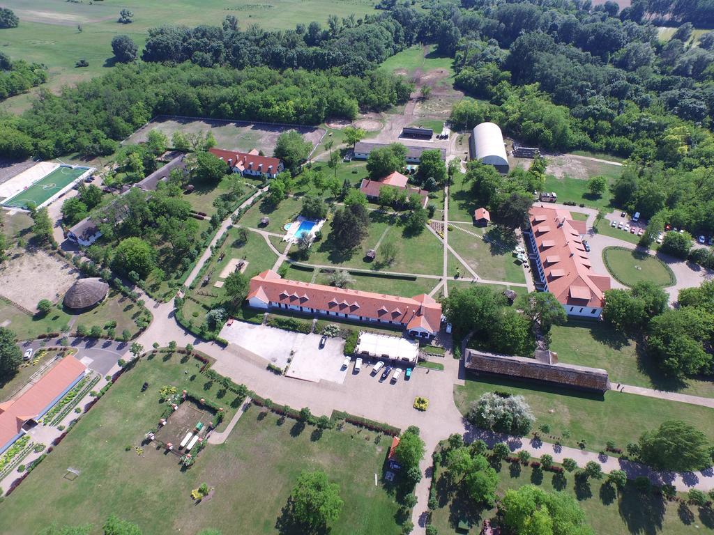 Sarlospuszta Club Hotel Tatárszentgyörgy Exteriér fotografie